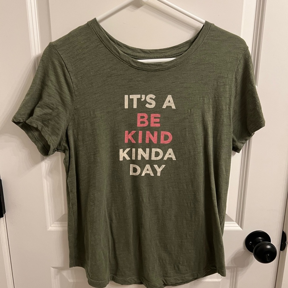 Green old navy t shirt, great condition